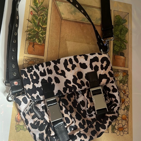 Nunoo Hilma Recycled Canvas Shoulder Bag - Picture 4 of 7